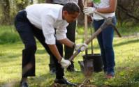 U.S. President Barack Obama digs a hole to plant a tree at Kenilworth Aquatic Gardens in Washington...U.S. President Barack Obama digs a hole to plant a tree at Kenilworth Aquatic Gardens in Washington, April 21, 2009. REUTERS/Jason Reed (UNITED STATES POLITICS SOCIETY ENVIRONMENT)